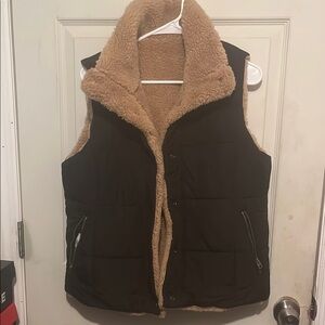 Women Black and Tan Sherpa-Lined Reverse Vest